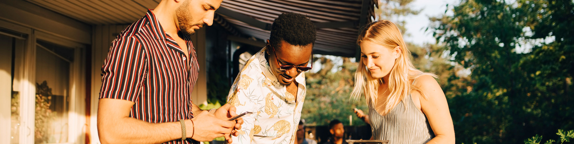 Barbecue in een ondergaande zon